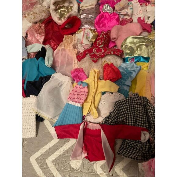 Vintage Barbies & Vintage Clothes & Vintage Accessories Big Lot - Picture 3 of 16